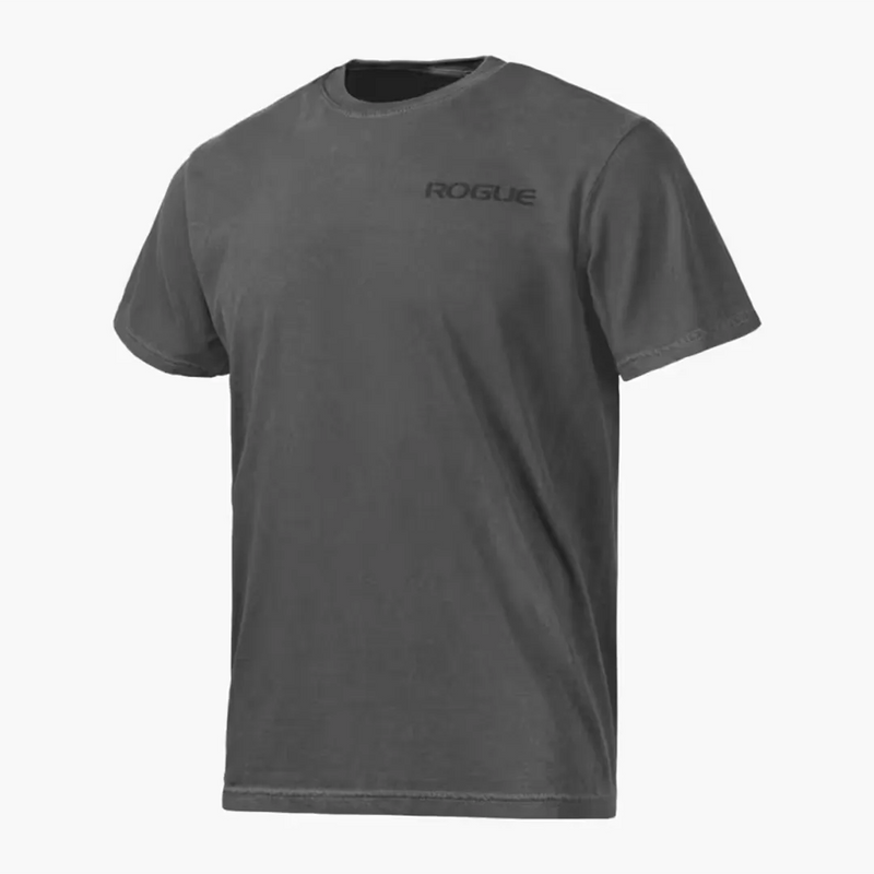 ROGUE フリーダムTシャツ チャコール 正面やや斜めから上半身全体を捉えた半袖Tシャツ、胸にROGUEロゴ入りアパレル