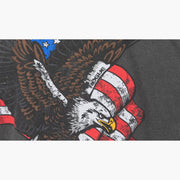 ROGUE フリーダムTシャツ チャコール 背面プリントの拡大ディテールを近距離から捉えたイーグルと星条旗グラフィック