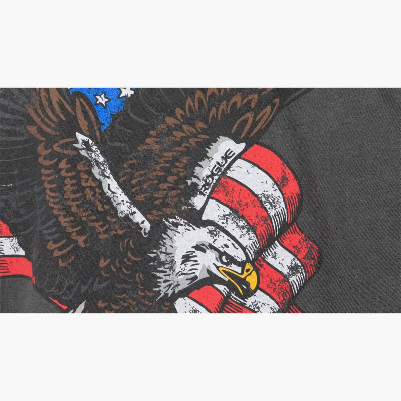 ROGUE フリーダムTシャツ チャコール 背面プリントの拡大ディテールを近距離から捉えたイーグルと星条旗グラフィック