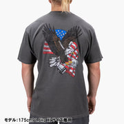 ROGUE フリーダムTシャツ チャコール 背面を正面から捉えた着用全体、イーグルと星条旗プリント入りアパレルTシャツ