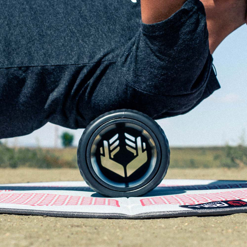 ROLL Recovery R4 ディープティシューボディローラー ホワイト 正面からエンドキャップを捉えたデザイン、ブランドロゴと本体形状を確認できる外観