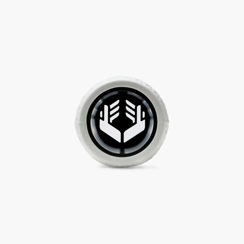 ROLL Recovery R4 ディープティシューボディローラー レッド 下腿後面に使用している様子を斜め前方から捉えた使用シーン、ふくらはぎのセルフケアに適したモビリティローラー