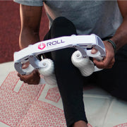 ROLL Recovery R8 インサート スーパープラッシュ グレイッシュホワイトを上腕へ使用している斜め前方からのモビリティケアシーン