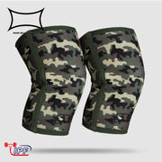 SLINGSHOT ストロング ニースリーブ IPF公認品 ブラックカモを左右セットで並べた正面斜め視点。膝関節形状に沿った立体構造と迷彩柄の全体デザインが分かる構図