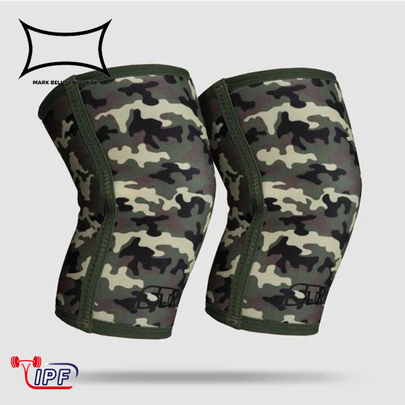 SLINGSHOT ストロング ニースリーブ IPF公認品 ブラックカモを左右セットで並べた正面斜め視点。膝関節形状に沿った立体構造と迷彩柄の全体デザインが分かる構図