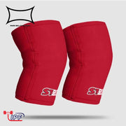 SLINGSHOT ストロング ニースリーブ IPF公認品 レッドを左右セットで並べた斜め前方視点。膝の曲面に沿う立体構造と縫製ライン、視認性の高いカラーが分かる構成