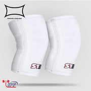 SLINGSHOT ストロング ニースリーブ IPF公認品 ホワイトを左右セットで並べた斜め前方視点。膝の曲線に沿う立体フォルムと縫製ライン、白色のクリーンな質感が分かる構成