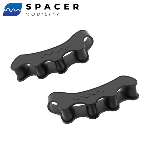 黒のThe Toe Spacerを斜め上から見た全体形状が分かる構成で、指を通す4ループ構造とカーブしたボディラインを確認できるモビリティ用フットケアツールの外観