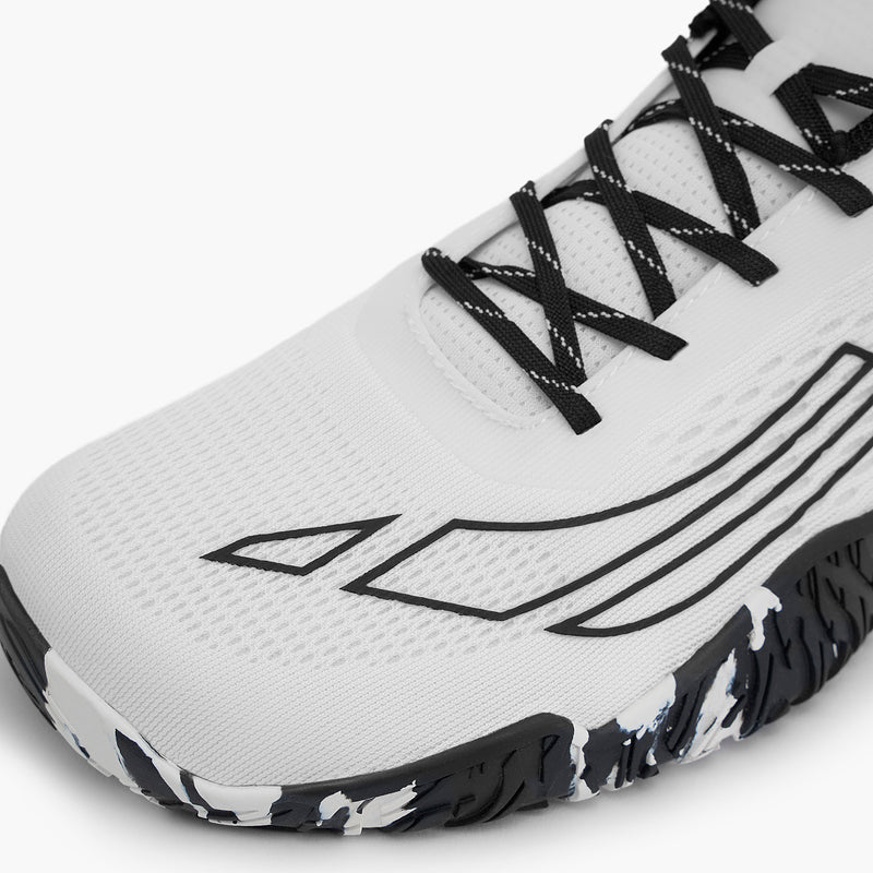 AVANCUS APEX POWER V3.0 フォトンのつま先周辺を斜め前方から捉え、指先の広がりを確保するトゥボックス形状とロゴラインが分かるクローズアップ構図