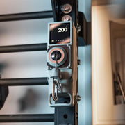 ラックに固定したホワイトカラーのVOLTRA Iを前方斜め下から映したケーブル出力部ディテール