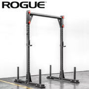 ROGUE Y-1 ヨーク ブラックを斜め正面から見た全体、クロスバーや支柱、Jカップ、プレート収納用ホルダーを備えたストレングストレーニング器具
