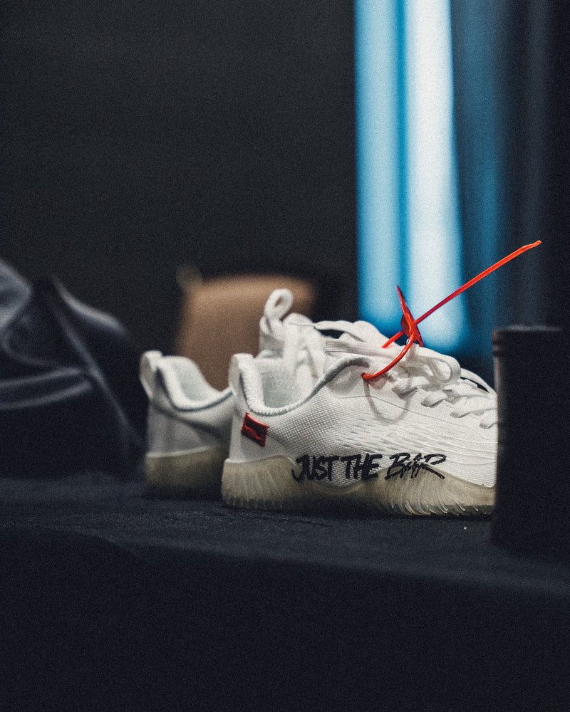 AVANCUS エイペックスパワー V3.0 Just The Bar ホワイト｜赤いタグとJUST THE BARロゴが特徴のパワーリフティングシューズ