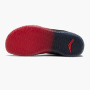 AVANCUS APEX POWER V3.0 ブレッドのアウトソールを真下から捉え、レッドとブラックに分かれた配色と全面のグリップパターン、前後の接地バランスが分かる構図