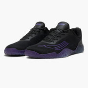 AVANCUS APEX POWER V3.0 フィールドパープルのベアフットシューズを斜め前方から左右セットで捉え、ブラックアッパーとパープルソールの配色と全体シルエットが分かる構図