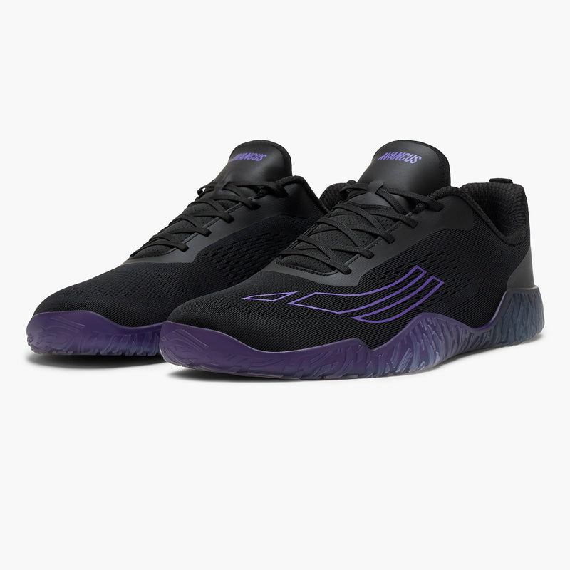 AVANCUS APEX POWER V3.0 フィールドパープルのベアフットシューズを斜め前方から左右セットで捉え、ブラックアッパーとパープルソールの配色と全体シルエットが分かる構図
