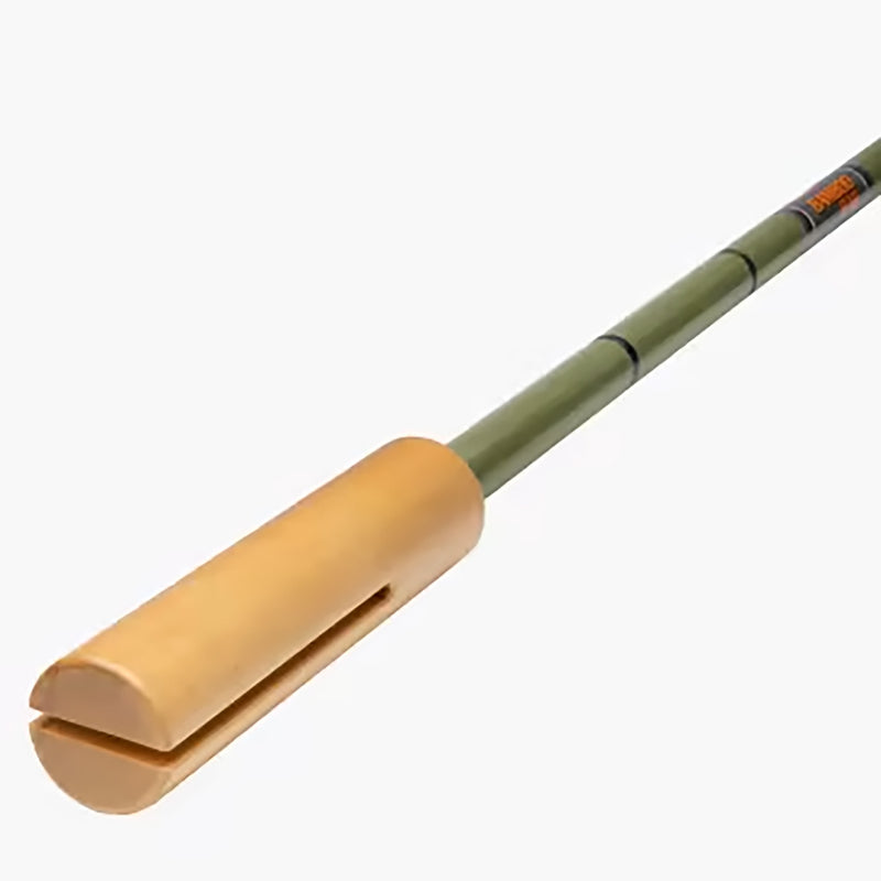 BANDBELL バンブーバーの端部拡大画像。バンドを保持するためのセーフティスロットを備えた木製グリップと、複合樹脂製シャフトの接合部分。