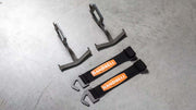 バンドベルバー アースクエイクバーとバンブーバーをラックに上下2本並べた正面全体。グレーグリーンのシャフトにブラックの位置マーク、ナチュラルカラーの木製スリーブを備えた2種類のスペシャリティーバーベルの形状比較。