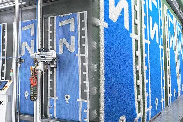 印刷ではなく「カラー芝糸の縫込み」で再現