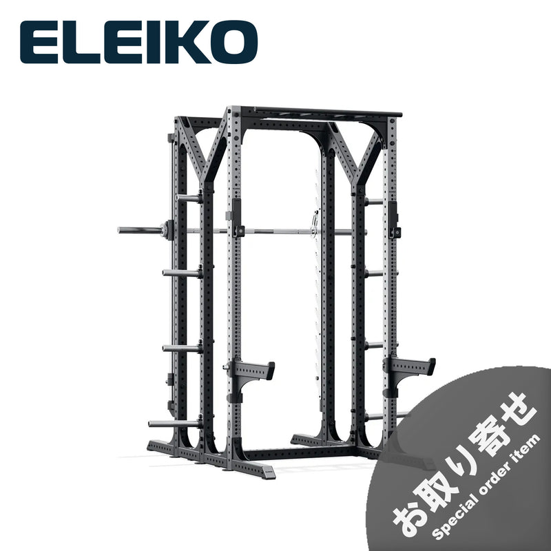 ELEIKO プレステララック ブラックとステンレスのスミスアタッチメント付きダブルハーフラック。斜め前方から見た全体構造で、ガイドレール付きバーベル、セーフティアーム、プレート収納ホルダーを備えた多機能トレーニングラック。