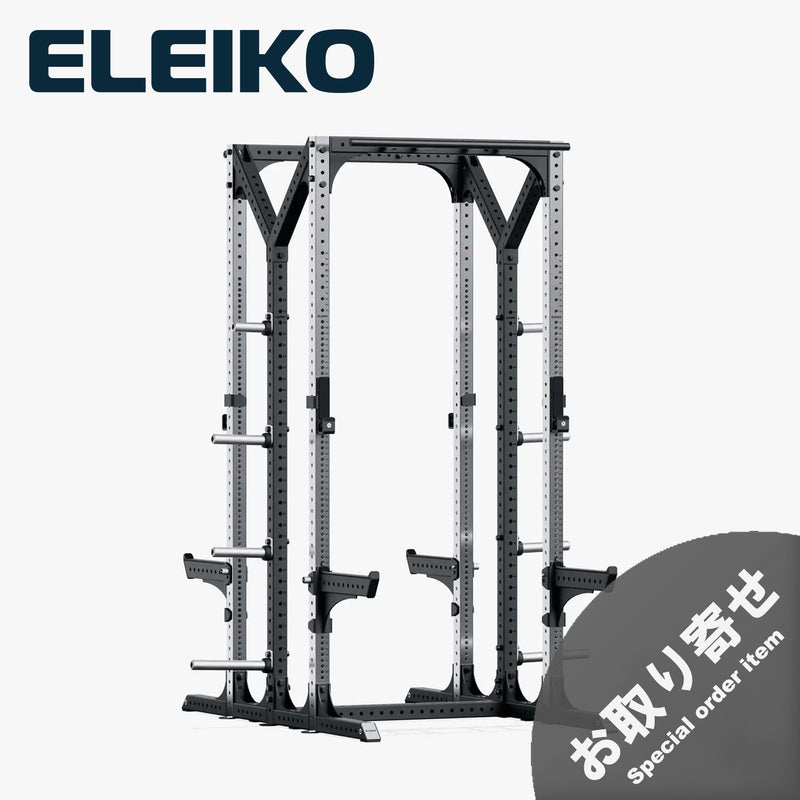ELEIKO プレステララック ステンレスとブラックのダブルハーフラック・トールタイプ。斜め前方から見た全体構造で、シルバーの支柱、前後2面のトレーニングスペース、セーフティアーム、プレート収納ホルダーを備えた大型ラック。