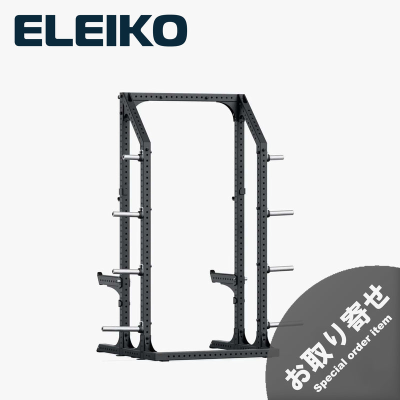 ELEIKO プレステララック ブラックのハーフラック。斜め前方から見た全体構造で、頑丈なスチール製フレーム、左右のセーフティアーム、複数のプレート収納ホルダー、上部クロスバーを備えた筋力トレーニング用ラック。