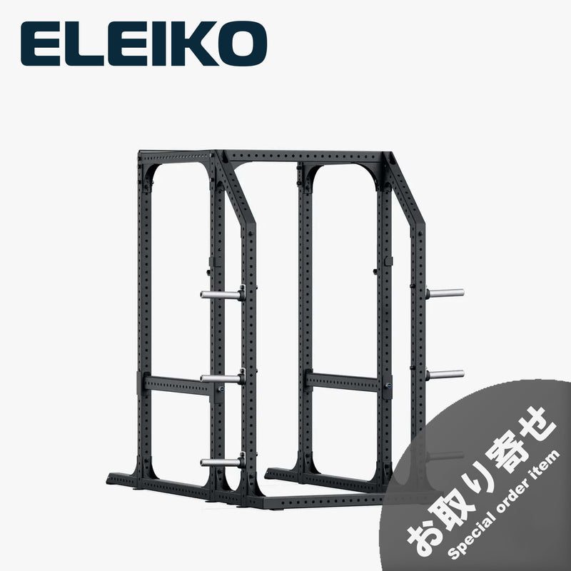 ELEIKO プレステララック ブラックとステンレスカラーを組み合わせたパワーラック。斜め前方から見た全体構造で、シルバーの支柱、ブラックのセーフティバー、プレート収納ホルダーを備えたフリーウェイトトレーニング用ラック。