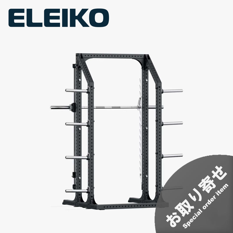 ELEIKO プレステララック ブラックのスミスマシン付きハーフラック。斜め前方から見た全体構造で、ガイドレールとバーベル、左右のプレート収納ホルダーを装備。スクワットやベンチプレスに対応するトレーニングラック。