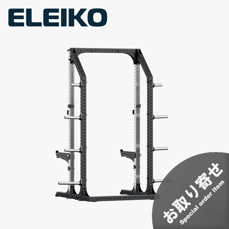 ELEIKO プレステララック ブラックとステンレスカラーを組み合わせたハーフラック。斜め前方から見た全体構造で、シルバーの後方支柱、ブラックのフロントフレーム、左右のセーフティアーム、プレート収納ホルダーを備えたフリーウェイトトレーニング用ラック。