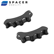 黒のThe Toe Spacerを斜め上から見た全体形状が分かる構成で、指を通す4ループ構造とカーブしたボディラインを確認できるモビリティ用フットケアツールの外観