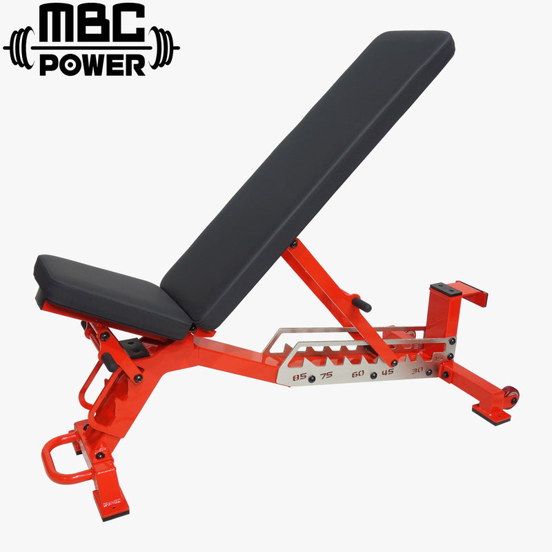 MBC アジャスタブルベンチ グロスレッドを低めの側面角度から捉えた構図。フロント脚部とリア脚、角度プレート周辺の可動部ディテールが分かる配置