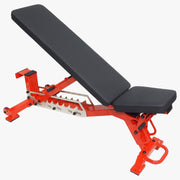 MBC アジャスタブルベンチ グロスレッドの全体側面ビュー。背もたれを高角度にセットした状態で、シート形状とフレーム構造、角度調整機構が確認できる構成