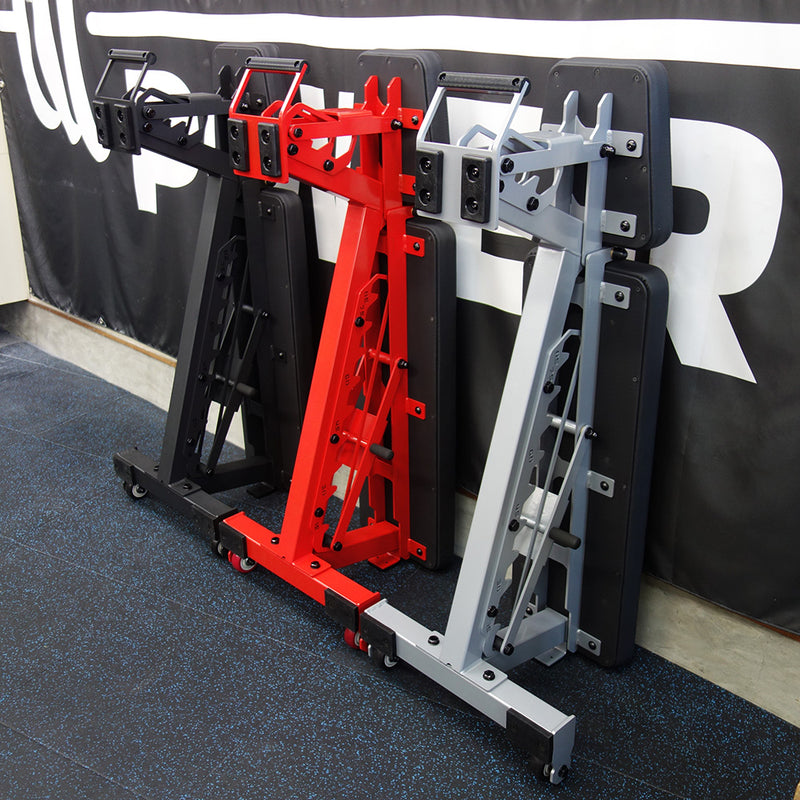 MBC アジャスタブルベンチ コンパクト ブラックをやや上方から見下ろした視点。フラットに近い角度の背面パッドと座面の厚み、パッド接合部の形状が分かる構図