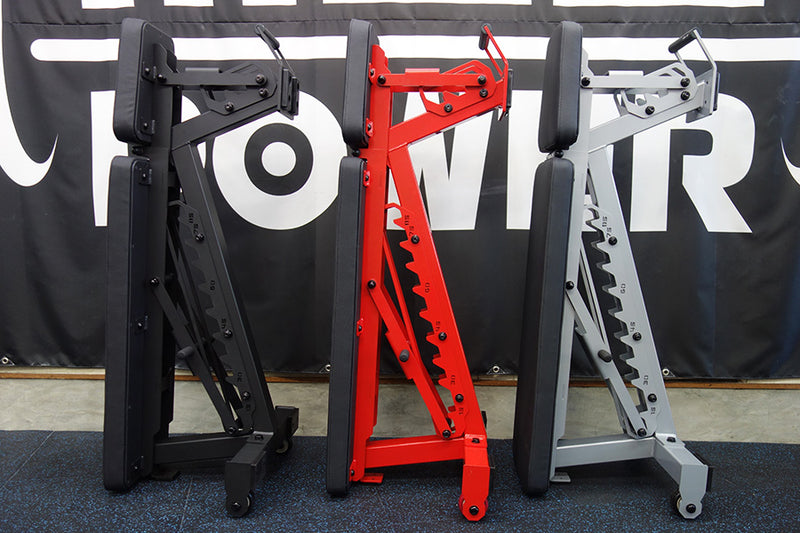 MBC アジャスタブルベンチ コンパクト ブラックを含む複数カラーを並べた設置例。床置き状態で背もたれを立てた角度比較と本体サイズ感が把握できる視点