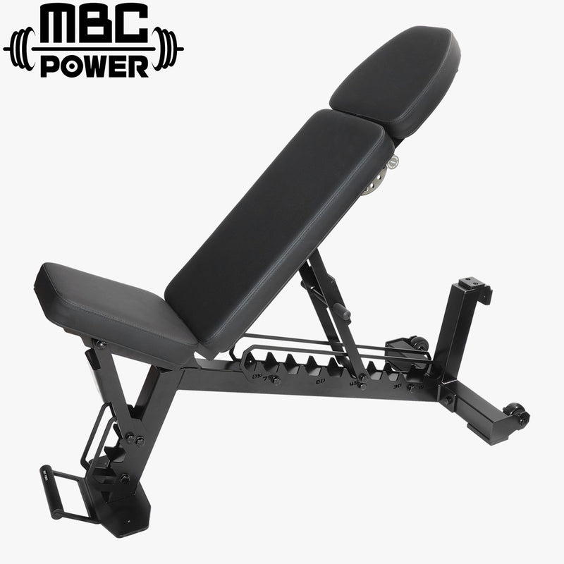 MBC アジャスタブルベンチ コンパクト 2.0 ブラックを斜め前方から捉え、背もたれと座面を角度調整した使用状態が分かる全体構造とフレーム設計