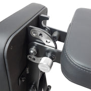 MBC アジャスタブルベンチ コンパクト 2.0 ブラックの背もたれ裏側を拡大し、角度調整機構と金属プレート、固定ノブの配置が確認できる構造