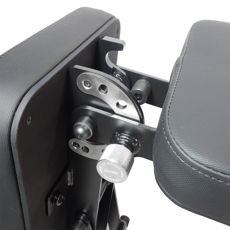 MBC アジャスタブルベンチ コンパクト 2.0 ブラックの背もたれ裏側を拡大し、角度調整機構と金属プレート、固定ノブの配置が確認できる構造