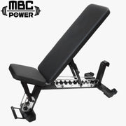 MBC アジャスタブルベンチ コンパクト「ワイドフロントフット」をロゴ入りで俯瞰。メタリックブラック＆ステンレスのフレーム形状と背面支柱の配置が分かる全体構図。