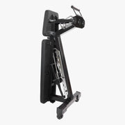 MBC アジャスタブルベンチ コンパクト「ワイドフロントフット」をフラット状態で上方から撮影。メタリックブラック＆ステンレスの座面幅とワイドフロントフットの安定感が伝わる構図。