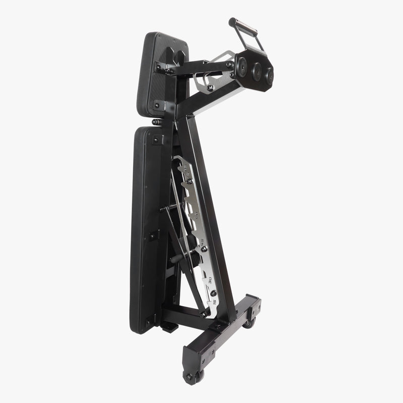 MBC アジャスタブルベンチ コンパクト「ワイドフロントフット」をフラット状態で上方から撮影。メタリックブラック＆ステンレスの座面幅とワイドフロントフットの安定感が伝わる構図。