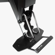 MBC アジャスタブルベンチ コンパクト「ワイドフロントフット」の角度調整機構を拡大表示。ステンレスのラダーとヒンジ部を斜め下から確認できる接写。