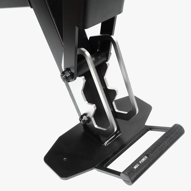 MBC アジャスタブルベンチ コンパクト「ワイドフロントフット」の角度調整機構を拡大表示。ステンレスのラダーとヒンジ部を斜め下から確認できる接写。