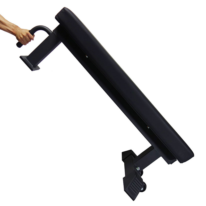 MBC コンペティションフラットベンチ ブラックの脚部を拡大した接写構図。滑り止め形状のフットとキャスター構造が確認でき、移動性と設置安定性を両立した仕様