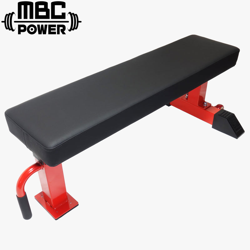 MBC コンペティションフラットベンチ グロスレッドを斜め上から捉えた全体構図。ブラックパッドと光沢感のあるレッドフレームの組み合わせ、競技向けの堅牢な脚部構造が分かる外観