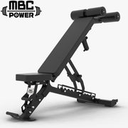 MBC FID アジャスタブル ベンチ ブラックを斜め前方から捉えた全体構成、フラットからインクラインまで対応する角度調整機構とパッド形状が分かる視点