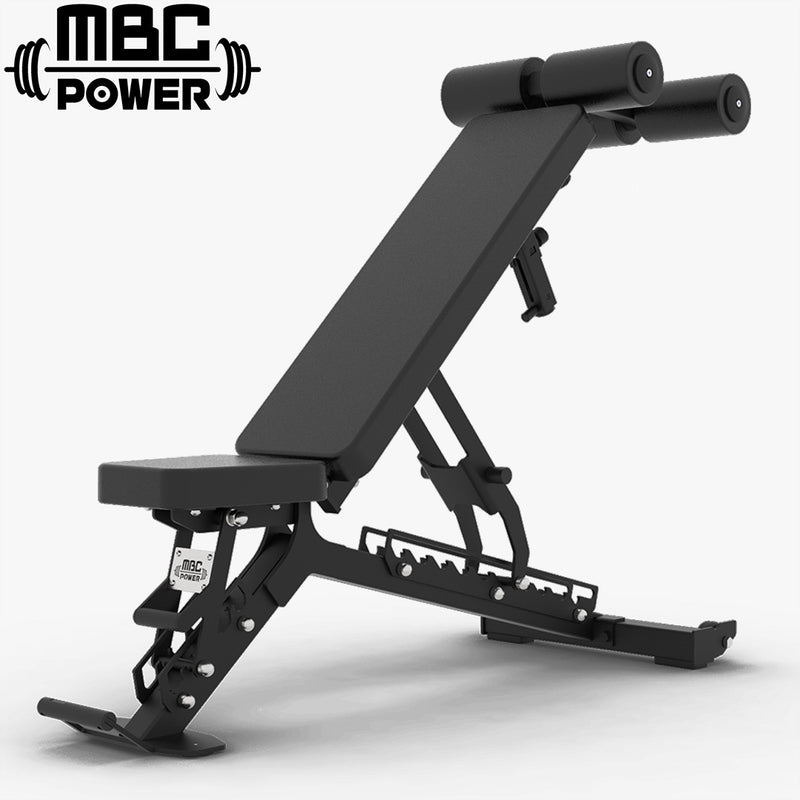 MBC FID アジャスタブル ベンチ ブラックを斜め前方から捉えた全体構成、フラットからインクラインまで対応する角度調整機構とパッド形状が分かる視点