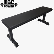 MBC フラットユーティリティ ベンチ ブラックをやや斜め前方から捉え、ベンチパッドの長さと厚み、スチール製フレームの直線的なデザインが分かる構成