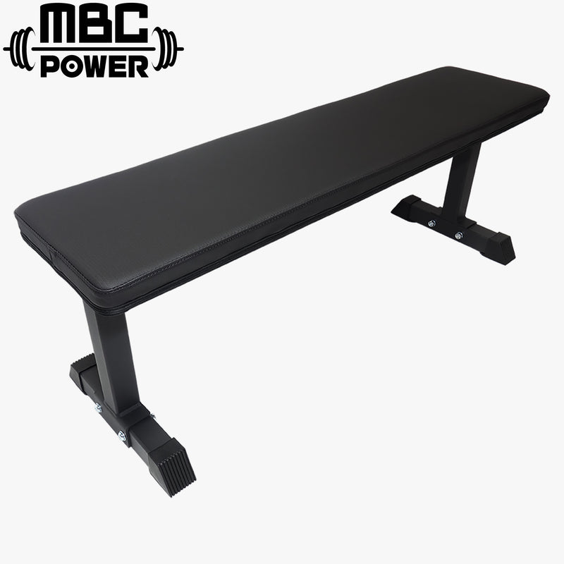 MBC フラットユーティリティ ベンチ ブラックをやや斜め前方から捉え、ベンチパッドの長さと厚み、スチール製フレームの直線的なデザインが分かる構成