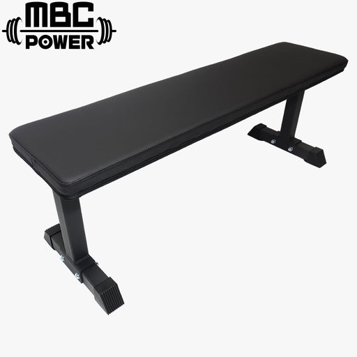 MBC フラットユーティリティ ベンチ ブラックをやや斜め前方から捉え、ベンチパッドの長さと厚み、スチール製フレームの直線的なデザインが分かる構成