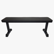 MBC フラットユーティリティ ベンチ ブラックを正面側から捉え、左右の脚間隔と低重心設計、フラットベンチとしての安定性が分かる構成