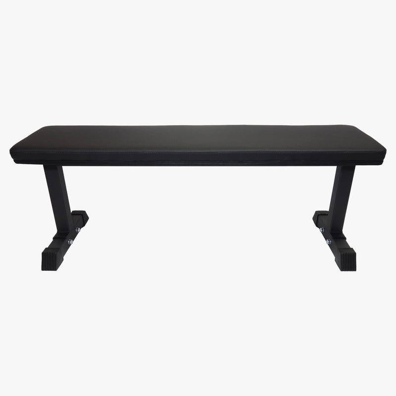 MBC フラットユーティリティ ベンチ ブラックを正面側から捉え、左右の脚間隔と低重心設計、フラットベンチとしての安定性が分かる構成